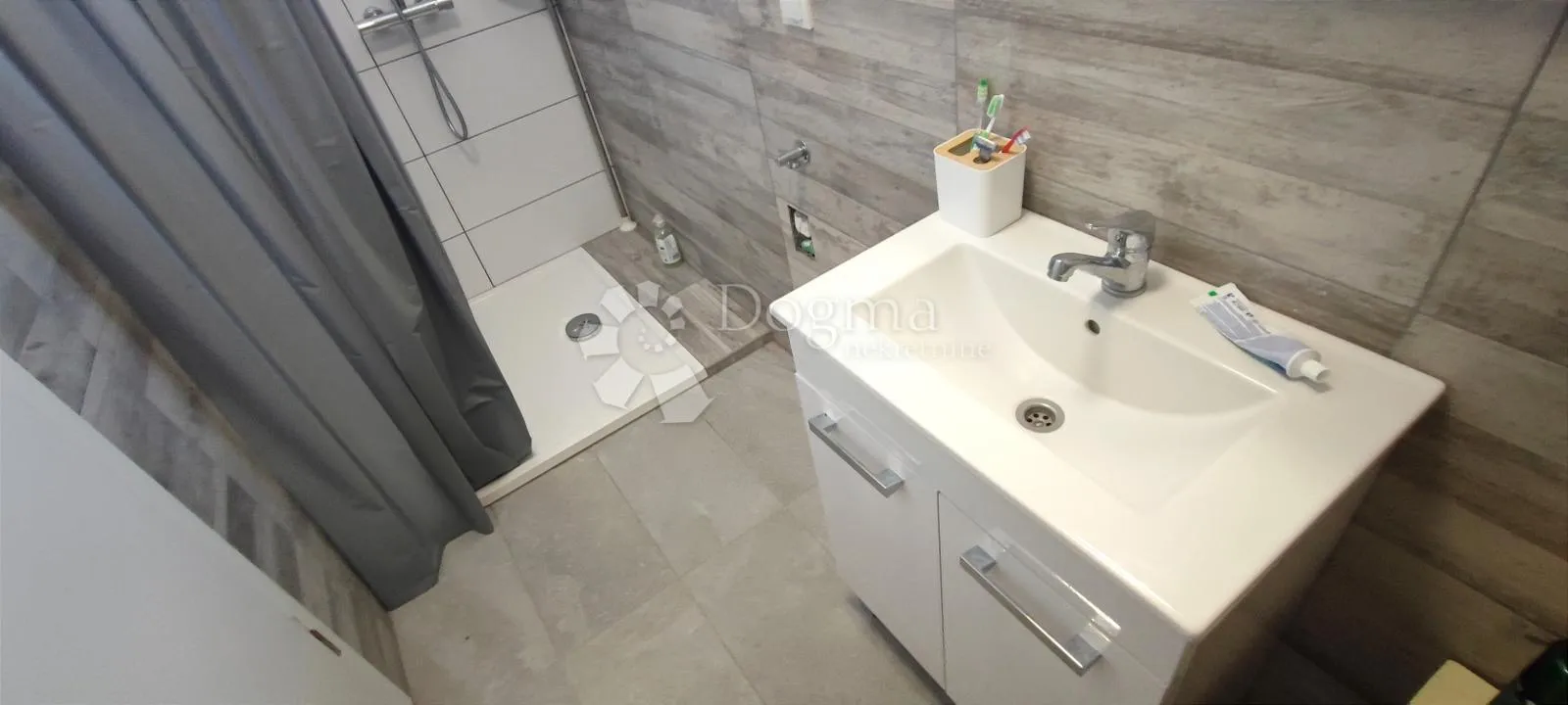 top samostojeća kuća s 3 apartmana (300m od mora), povljana - slika 19