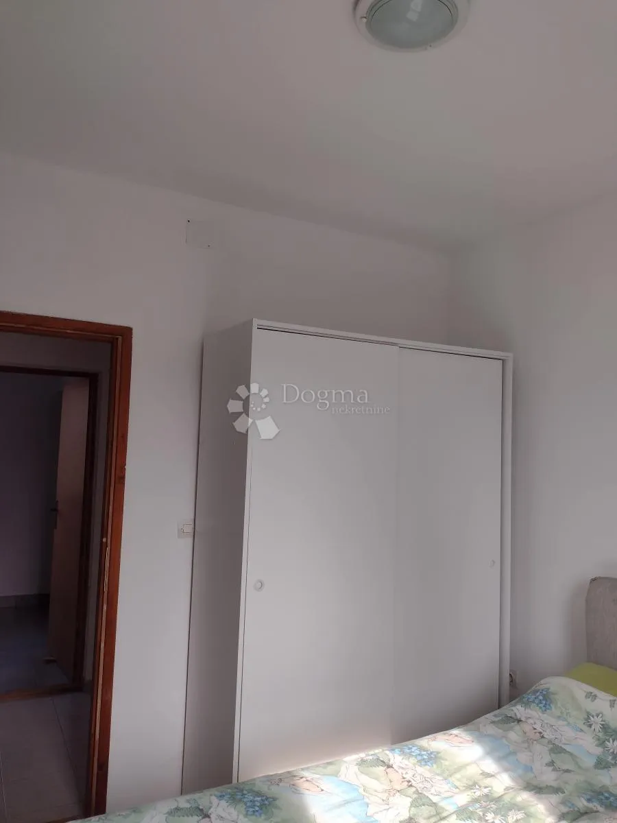 divan pogled, novouređeno i namješteno - slika 5