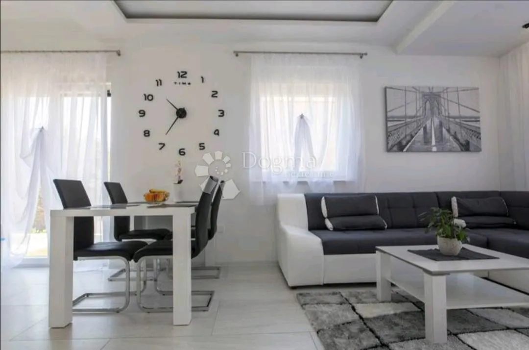 vodice - atraktivna kuća moderno namještena - slika 9