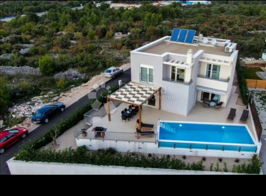 brodarica, atraktivna vila s bazenom i pogledom na more - slika 9