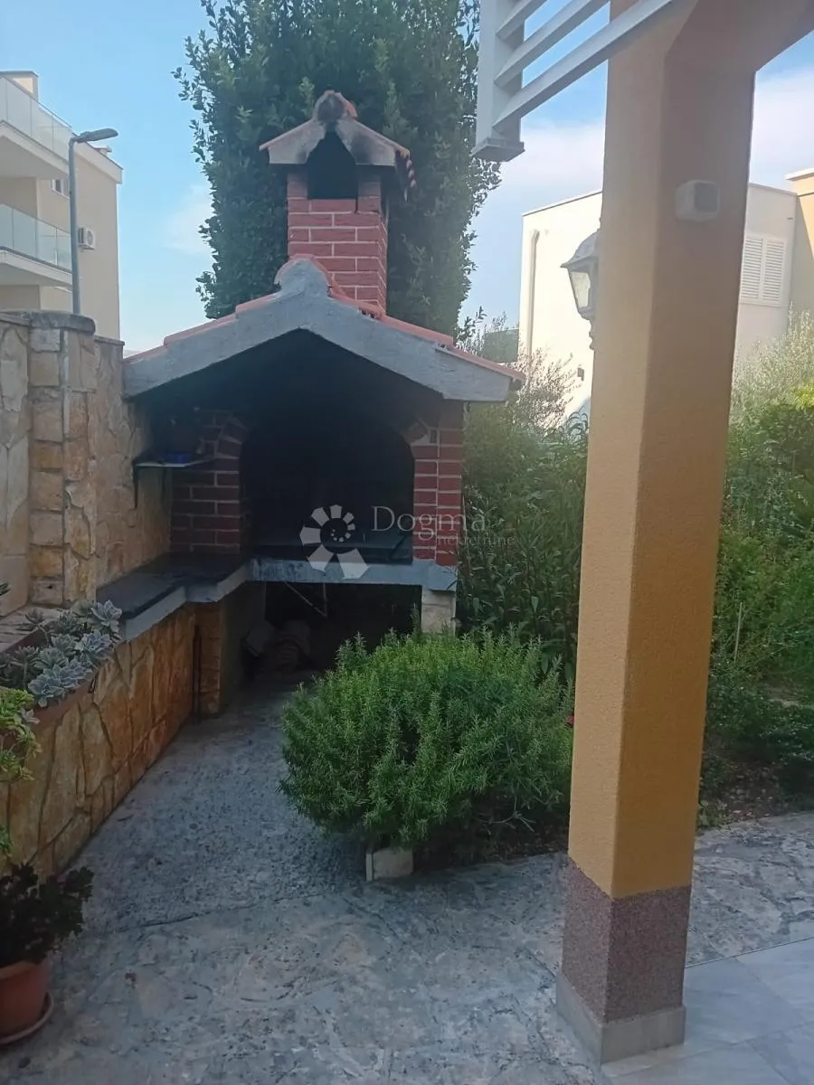 prodaje se – prostrana kuća s apartmanima, pogledom na more i uhodanim turističkim poslom (353 m²) – okrug gornji - slika 18