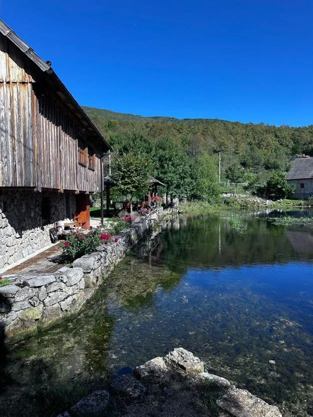 dva zemljišta okruženo gackom, maerovim i tonković vrilom - slika 2