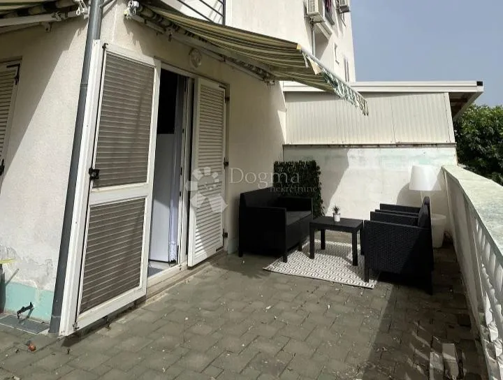 apartman s vrtom,blizu mora i centra, pakoštane - slika 9