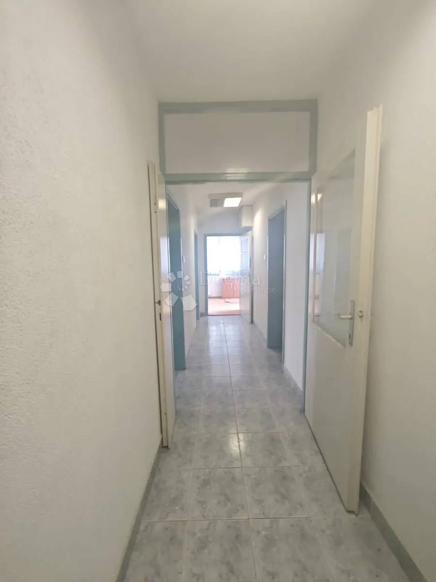 kuća sa zasebnim poslovnim prostorom i velikom okućnicom - slika 9