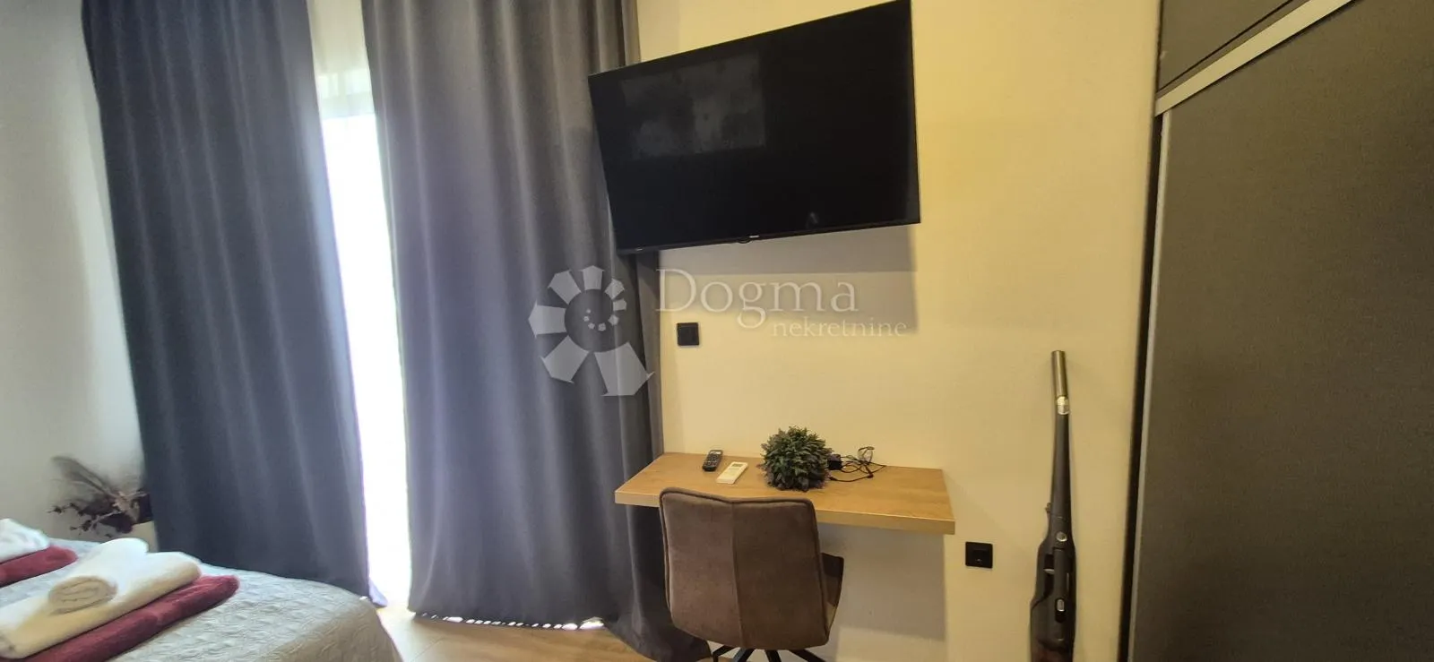 kuća sa bazenom i jacuzijem okružena zelenilom - slika 19