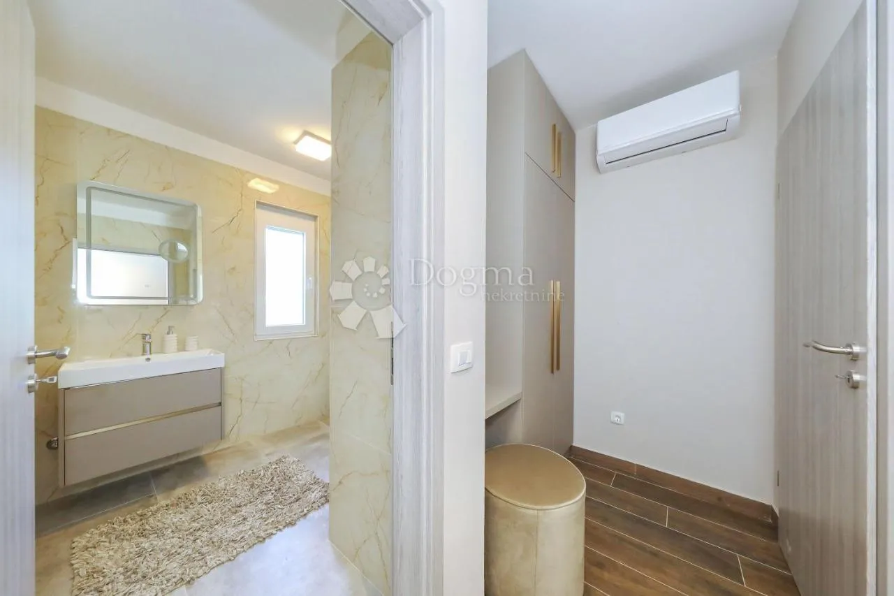 moderna vila s bazenom, prvi red uz more! - slika 27