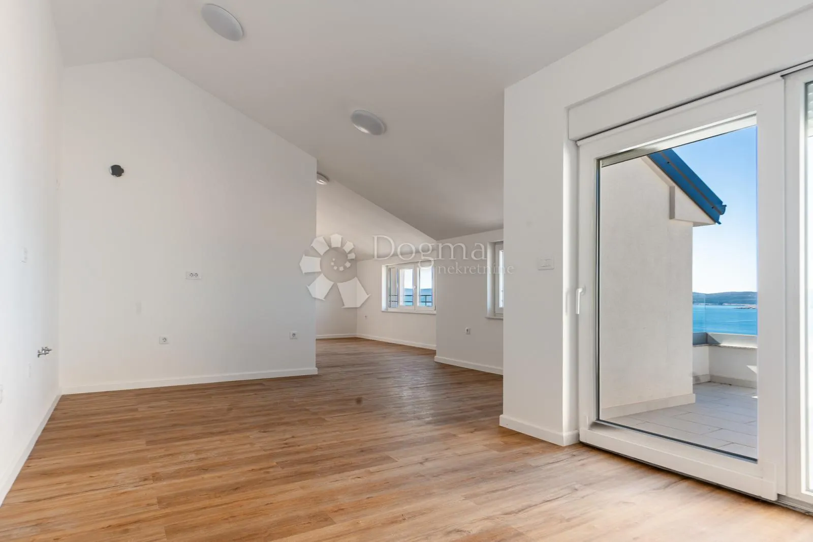 odličan penthouse u blizini mora - slika 2