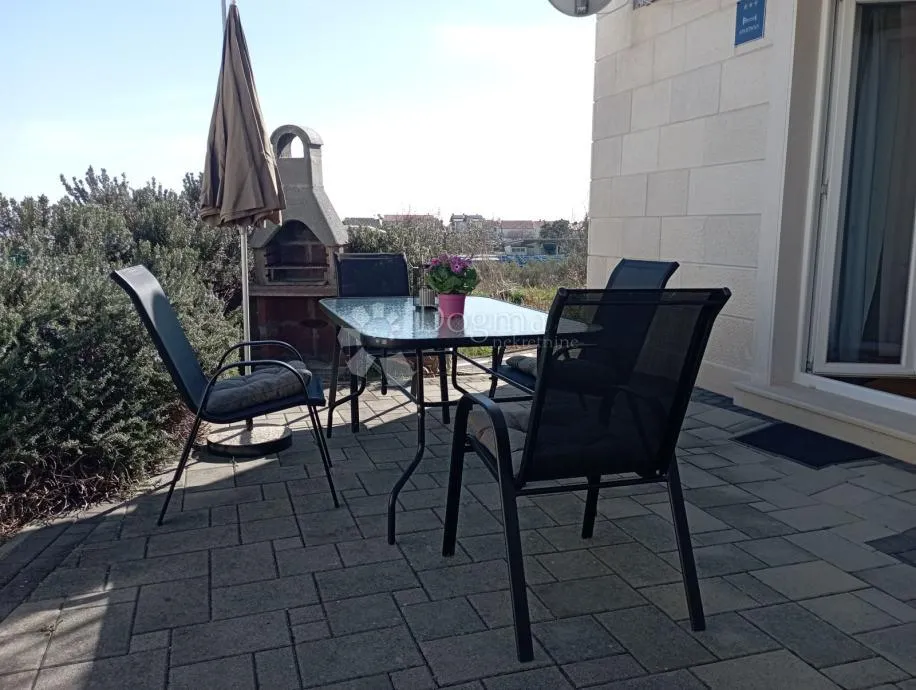 apartman krk, 43 m2 sa terasom, vrtom i pogledom na more - slika 1