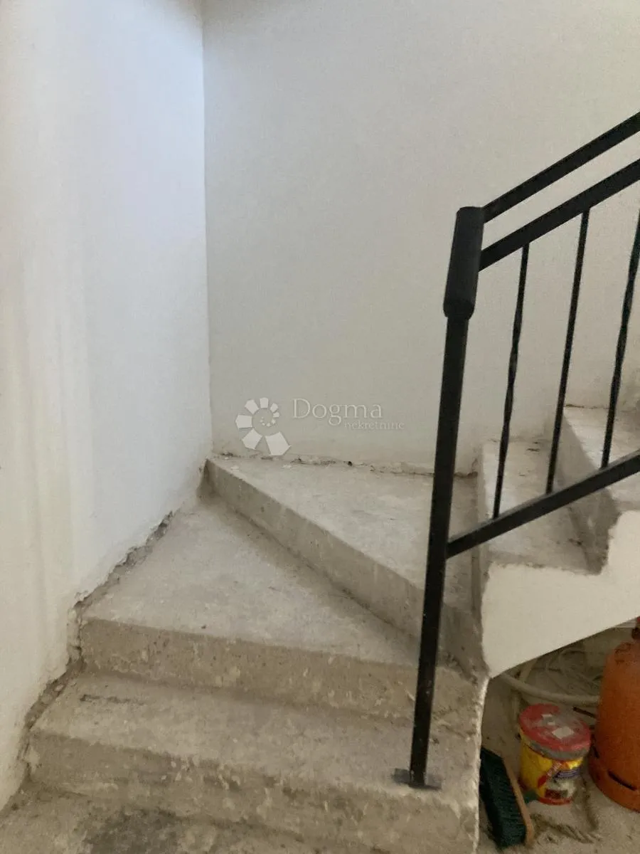 prilika - apartmanska kuća u pirovcu, 1. red do mora - slika 32