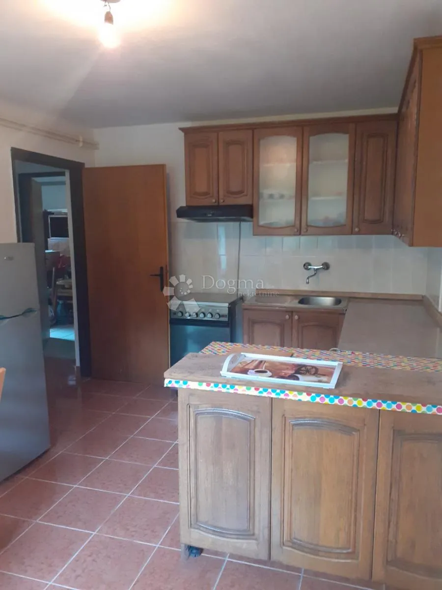 kuća u mirnom okruženju - slika 5