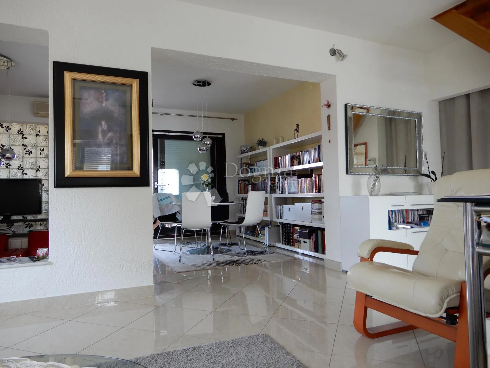 kuća sa 3 odvojena apartmana - slika 8