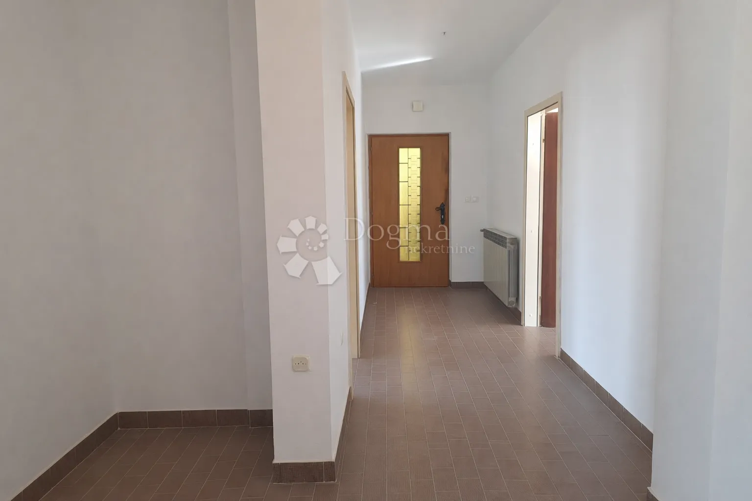 prilika! prostran 3-soban stan za renovaciju – njivice - slika 12