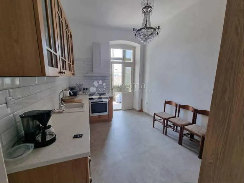 kompletno renoviran stan u samom centru pule – 93 m² s terasom - slika 2