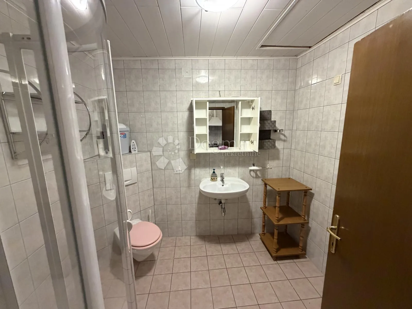 prilika u brodarici- kuća blizu mora, s 6 apartmana i 3-sobnim stanom!! - slika 46