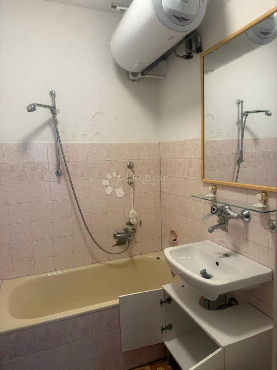 kuća s tri odvojena stana - slika 26