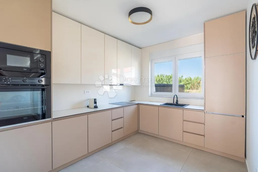 moderna dvojna kuća s bazenom – privlaka, 150 m od mora s1 - slika 15