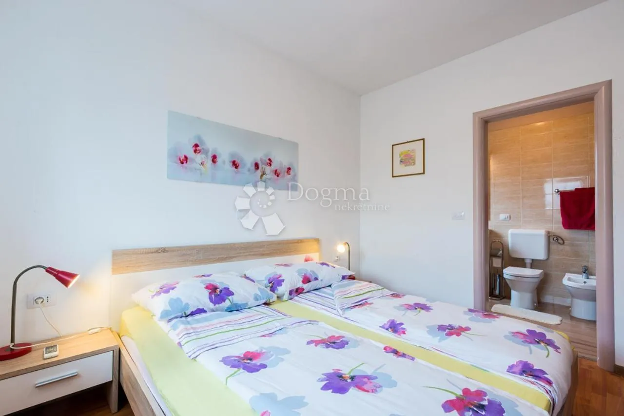 vila sa bazenom na mirnoj lokaciji - slika 23