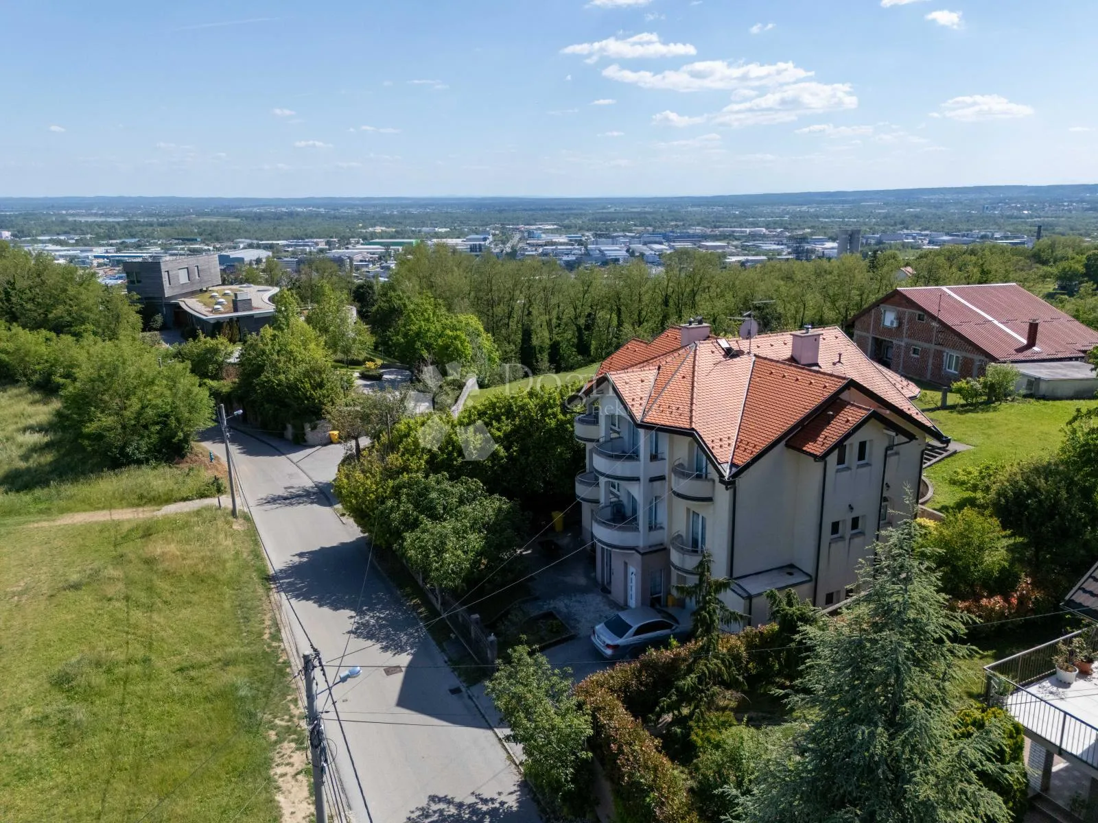 ekskluzivna kuća u gajnicama – 3 stana, garaža za 2 auta i veliko dvorište - slika 3