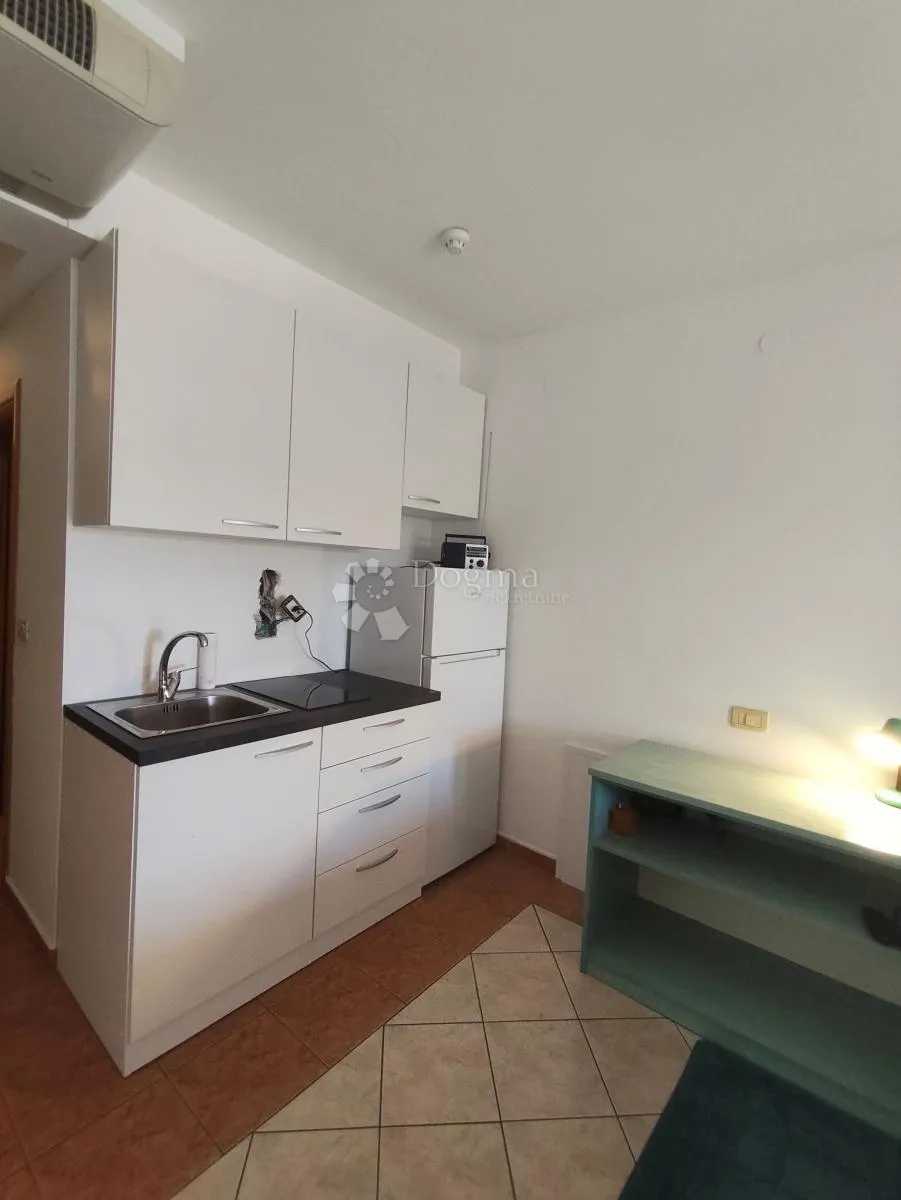 novouređeni apartman sa pogledom na more - slika 9