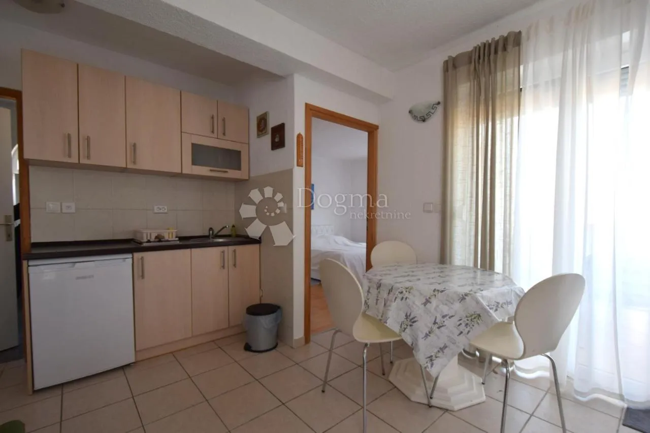 malinska - apartmanska kuća na odličnoj lokaciji - slika 2