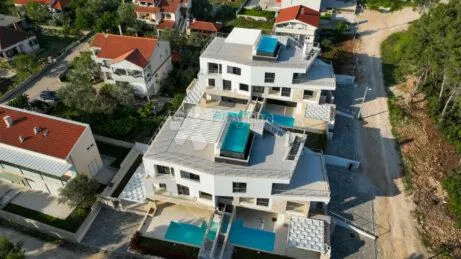 raskošan penthaus s bazenom, 100 m od mora - slika 25