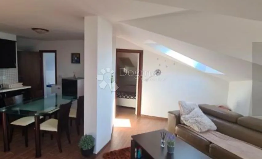 apartman u potkrovlju 50m2(u naravi 70m2) - slika 1