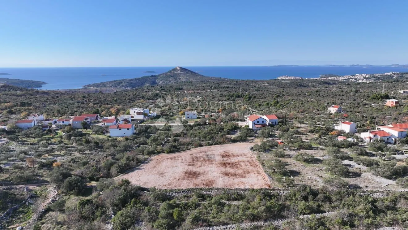 građevinsko zemljište od 901m2 u zaleđu primoštena - slika 7