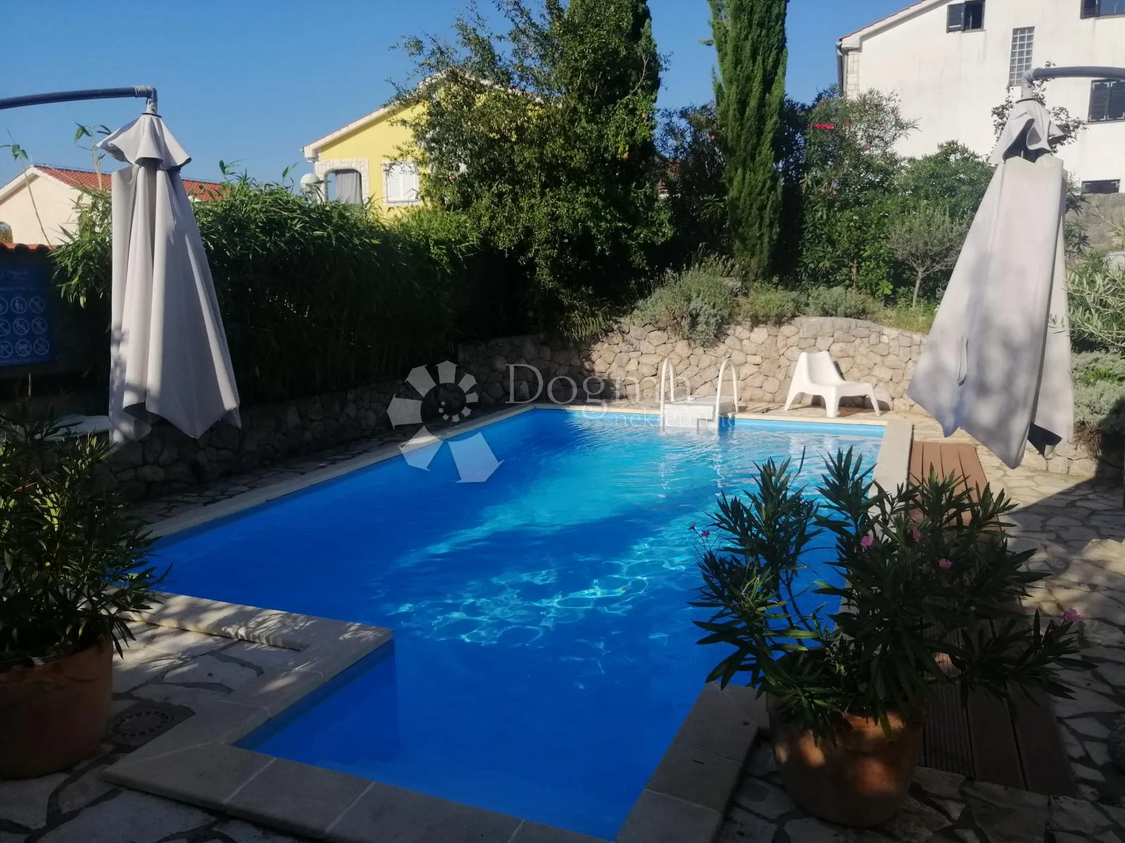 njivice - predivna prizemna etaža sa bazenom - slika 21