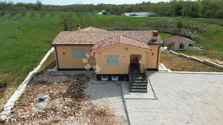 istra,svetvinčenat,moderna katnica s bazenom i imanjem - slika 6