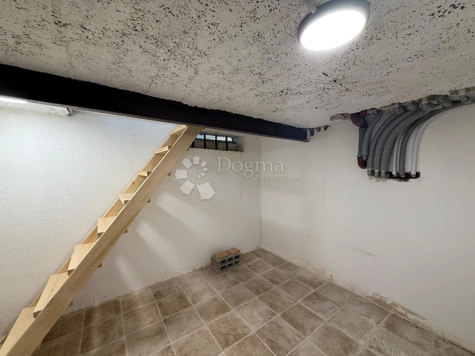 kamena vila s infinity bazenom, konobom i panoramskim pogledom na prirodu - slika 37