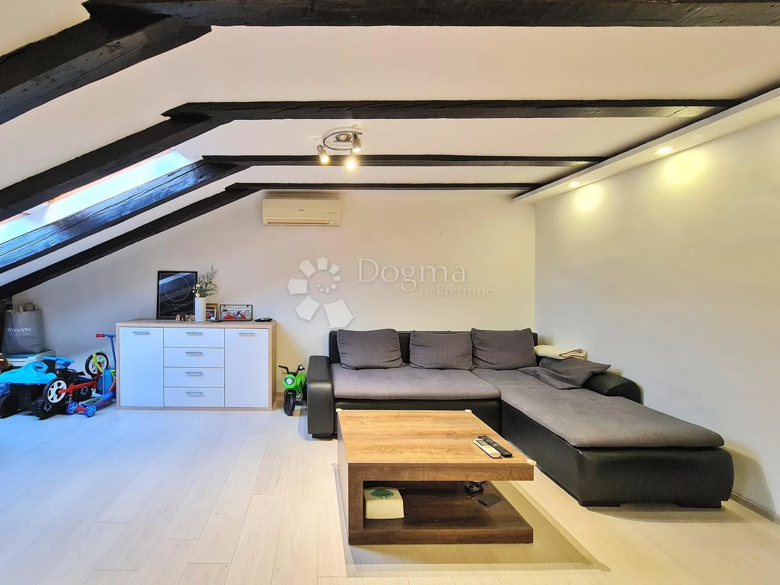tri apartmana u srcu grada - slika 7