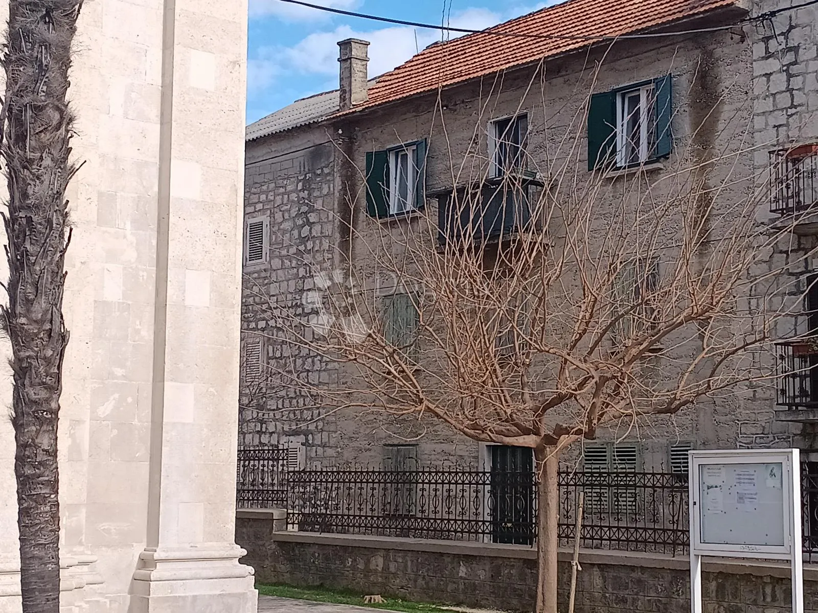 kuća za adaptaciju kaštel lukšić - slika 2