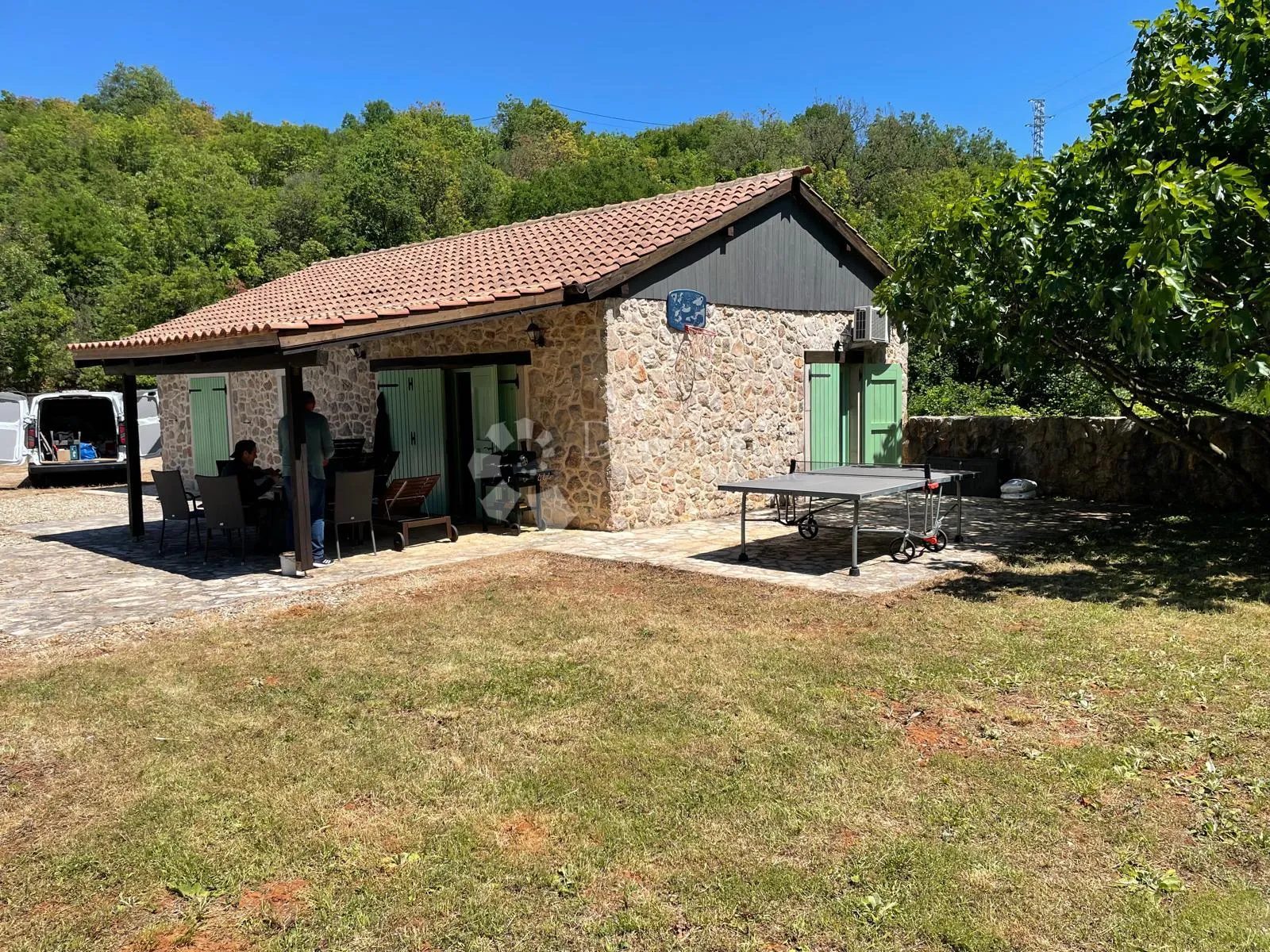 kuća sa bazenom, okružena zelenilom - slika 5