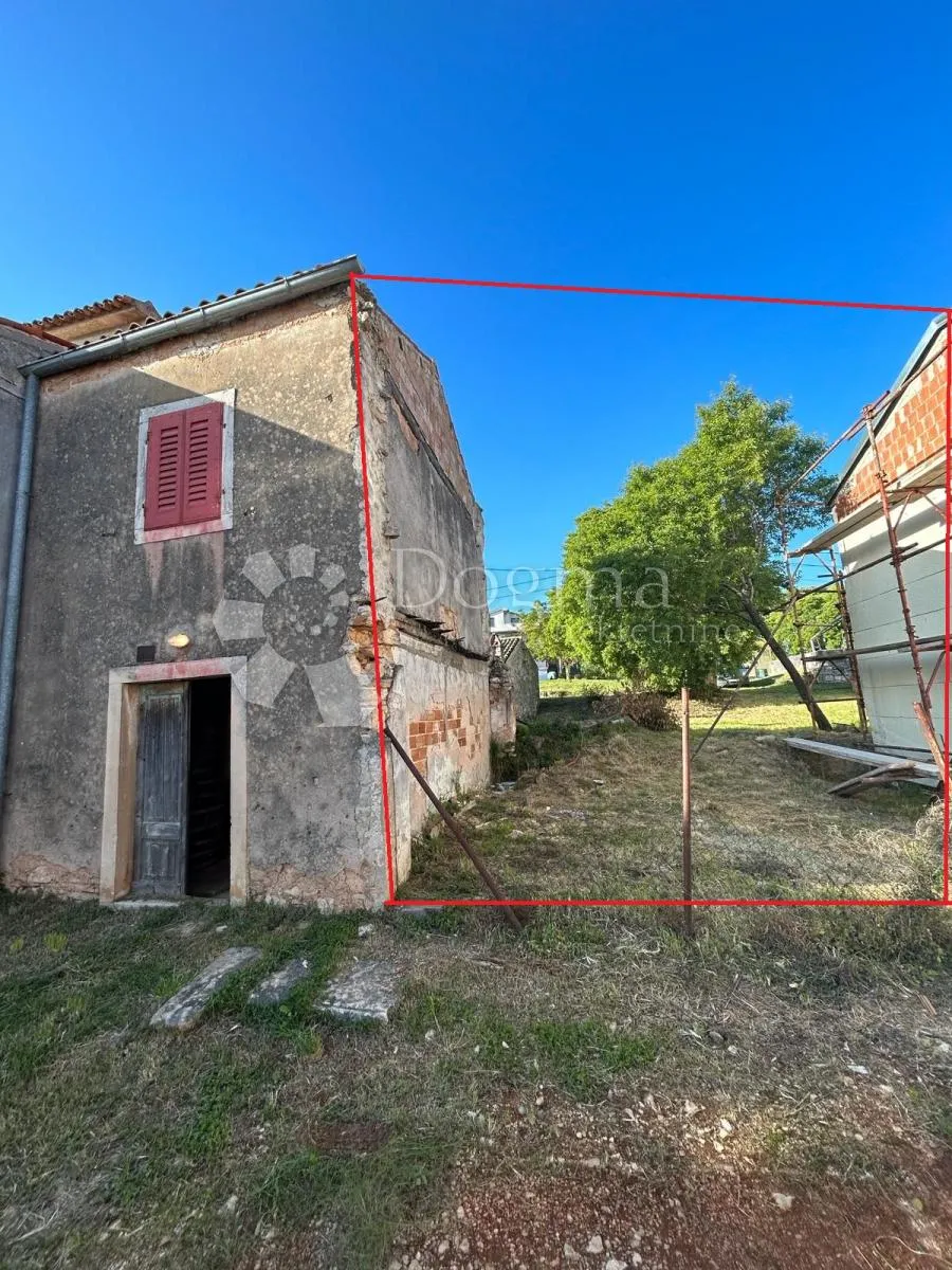 prilika! kuća u nizu za renovaciju s velikom okućnicom - slika 2