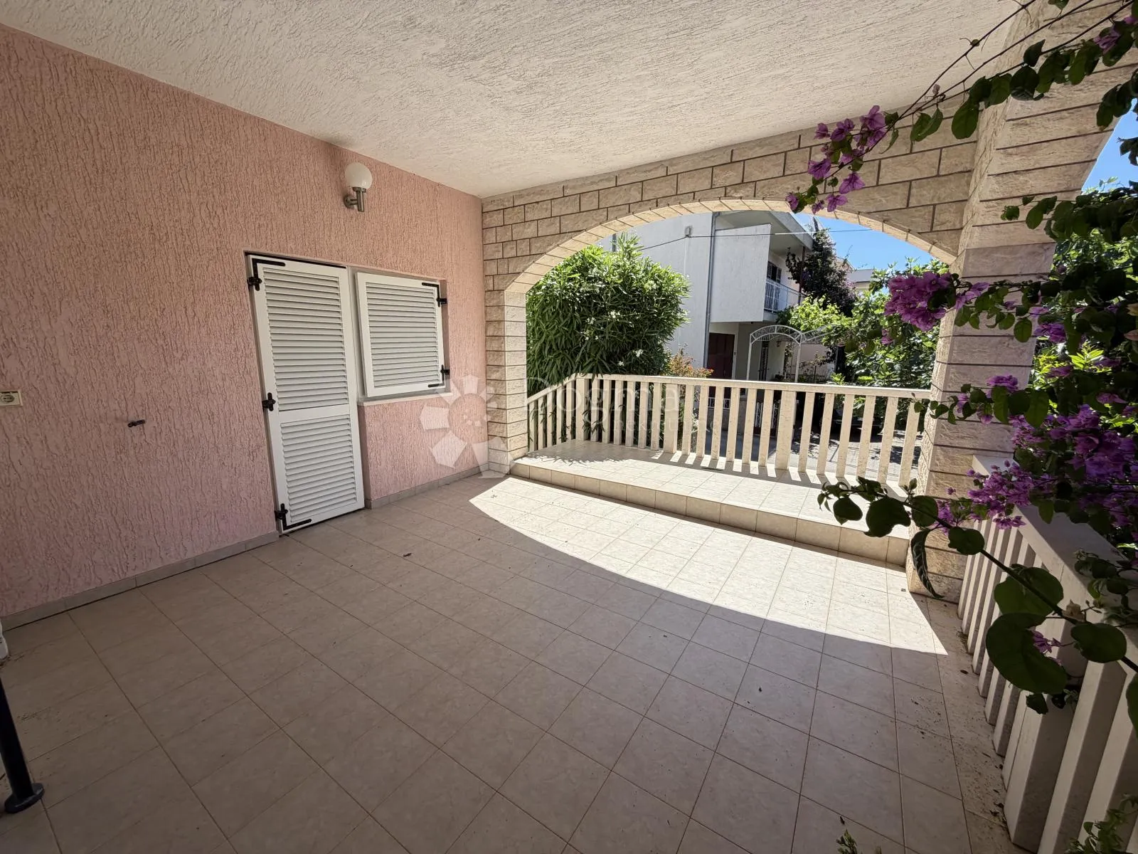 prilika u brodarici- kuća blizu mora, s 6 apartmana i 3-sobnim stanom!! - slika 11