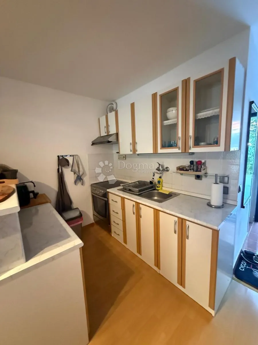 apartman useljiv i namješten - slika 6