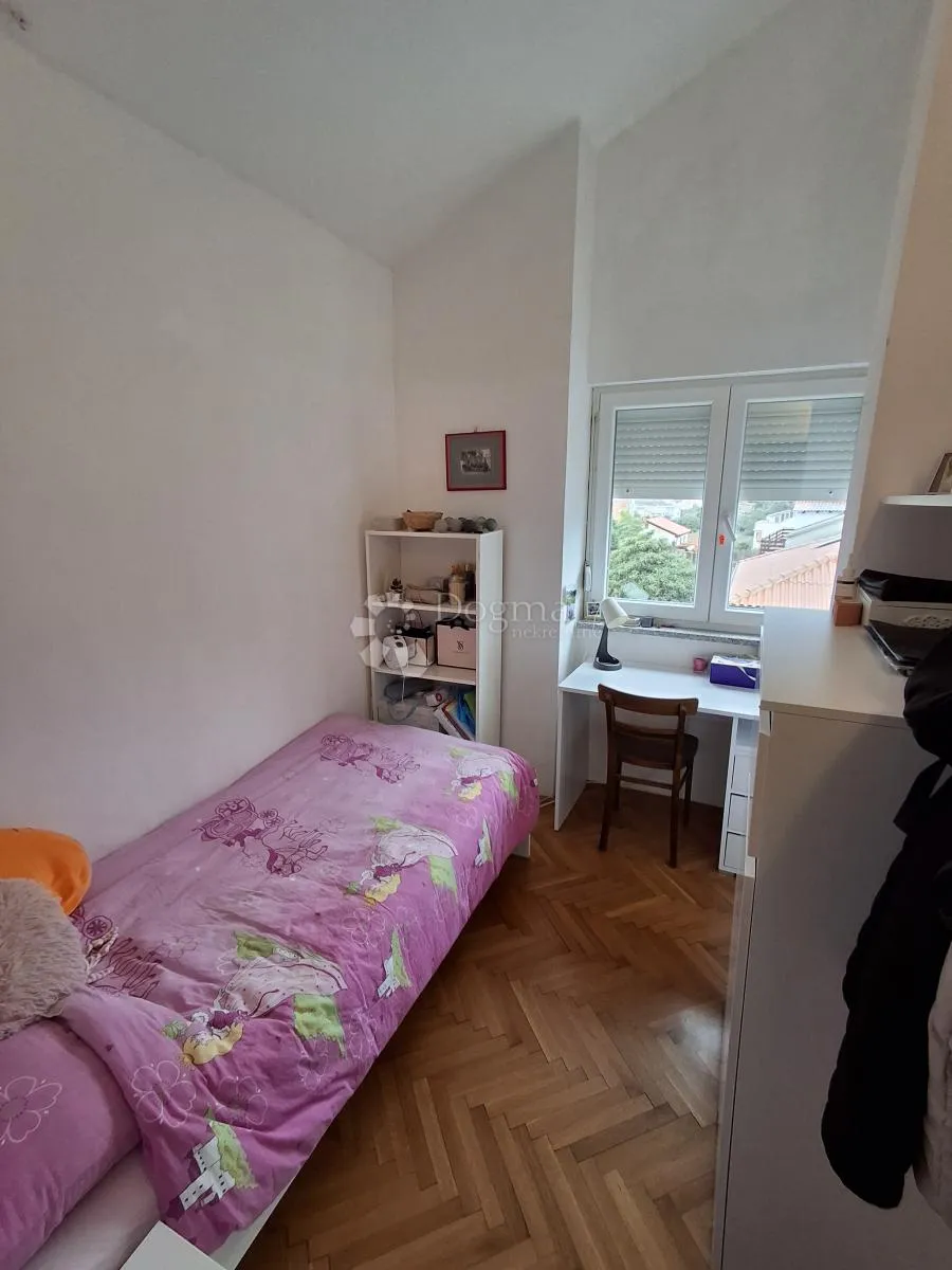 dvosoban stan na odličnoj lokaciji u palitu blizu šarengrada - slika 6