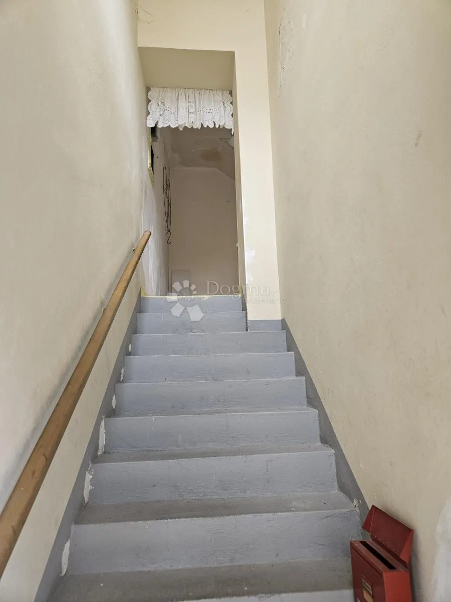 stan za renovaciju prvi red do mora! - slika 15