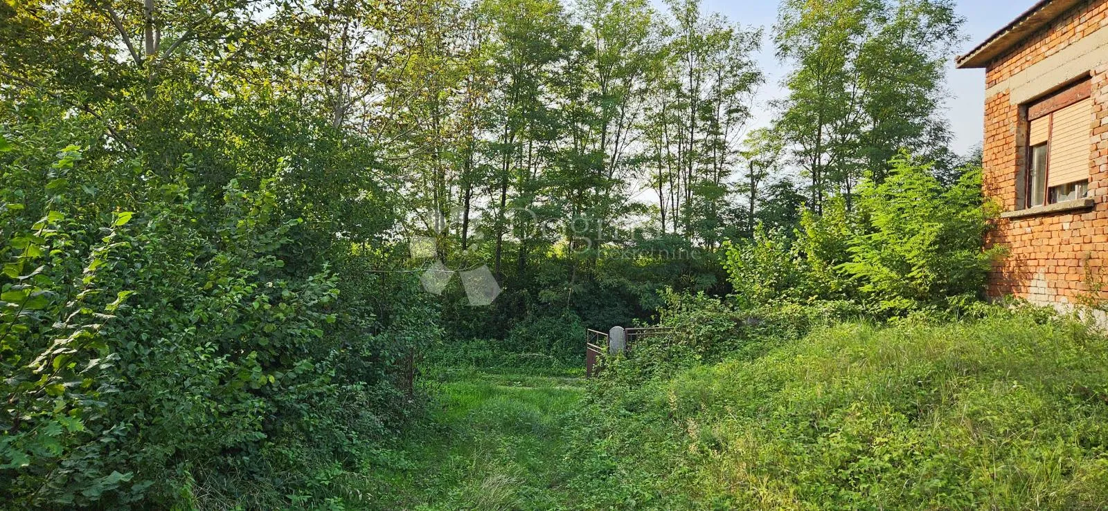 veliko građevinsko zemljište s kućom za rušenje - slika 11