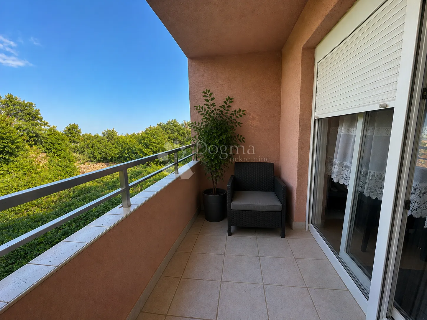 mihotići iznad opatije – ugodan 2s+db stan u mirnom okruženju, balkon i parking - slika 1