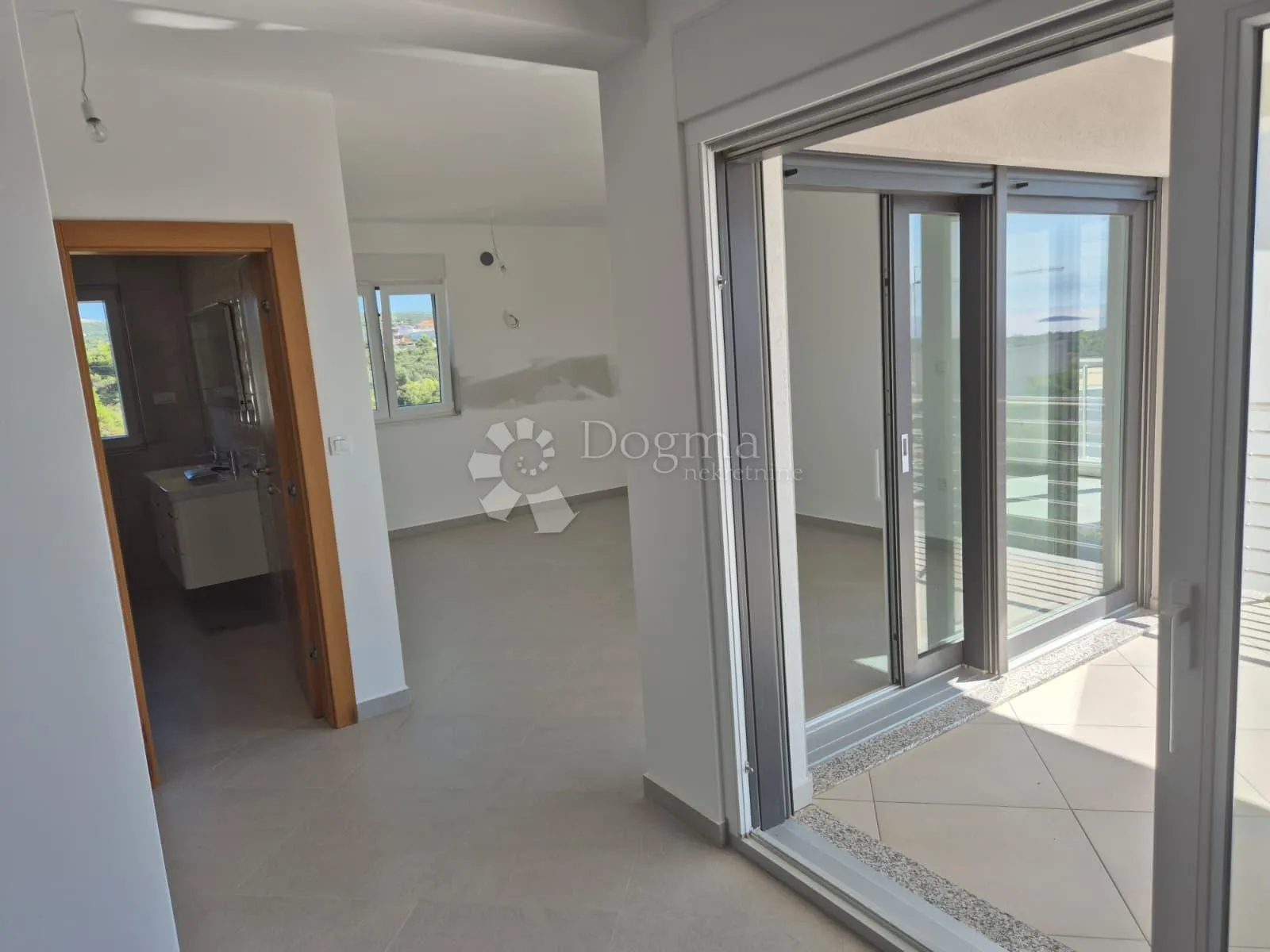 prodaje se – elegantan dvosobni stan na drugom katu, primošten - slika 8