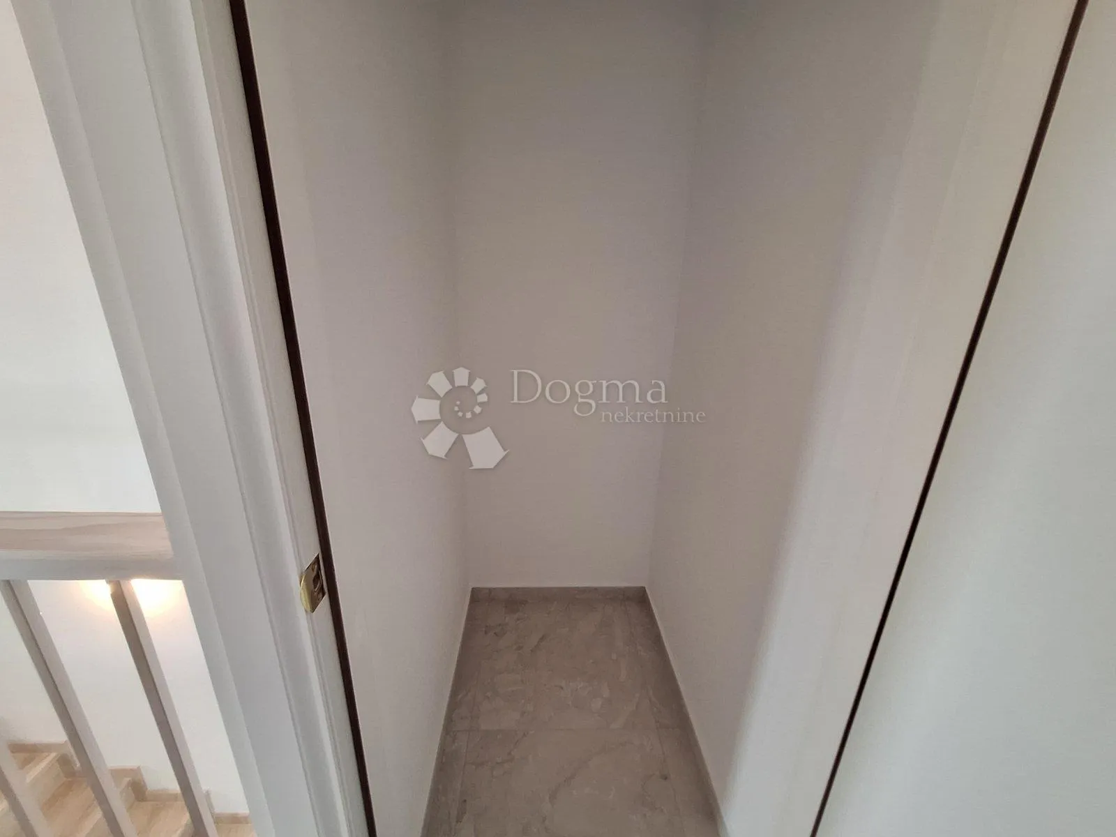 novogradnja sa 2 apartmana i pogledom na more - slika 15