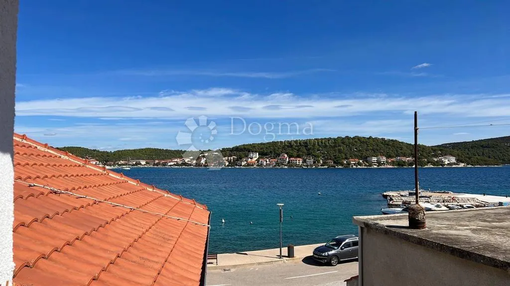 tisno kuća u prvom redu do mora odlična prilika - slika 3