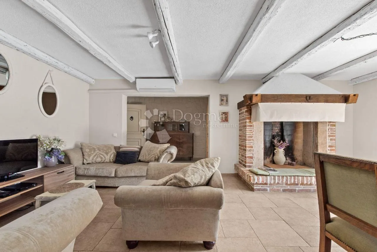 romantična kamena villa s bazenom - slika 7