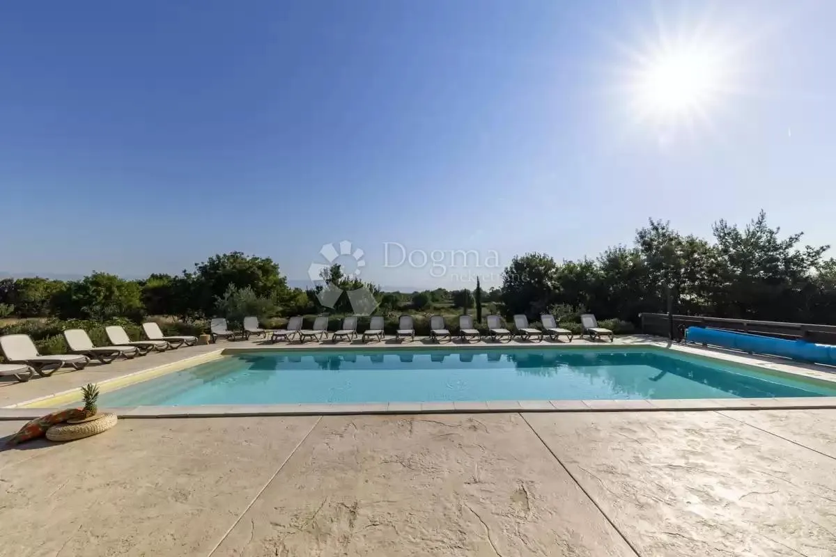 moderna villa sa bazenom- žerava - slika 8