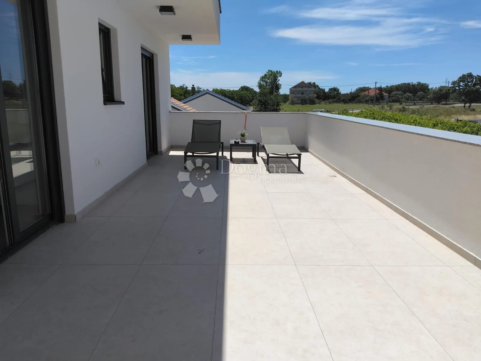 moderna vila s bazenom u žeravi - slika 15
