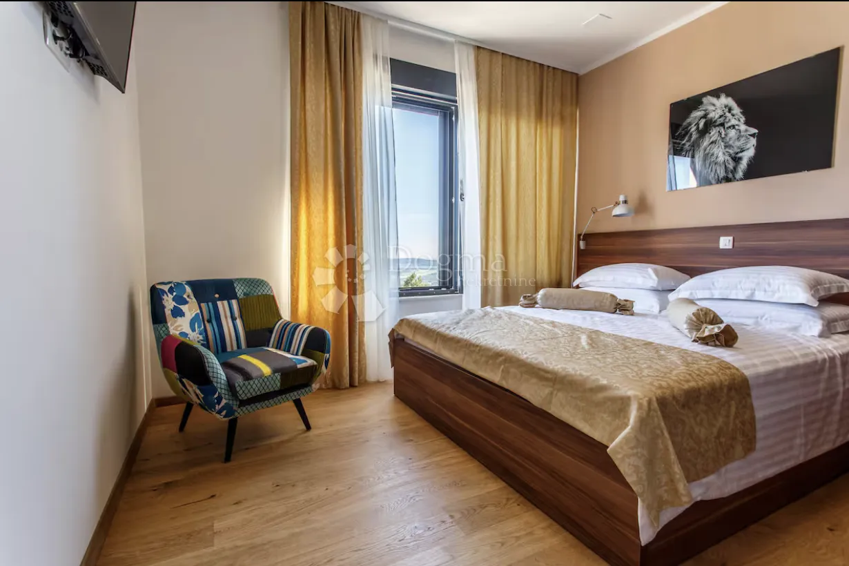 luksuzna vila s panoramskim pogledom i potpunom privatnošću u kaštelima - slika 31
