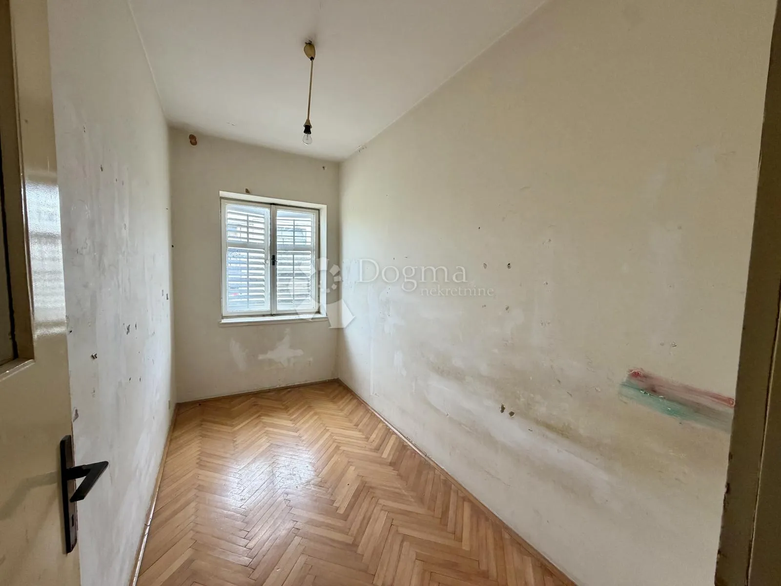 stan na odličnoj lokaciji za kompletnu adaptaciju, 57 m2 - slika 3