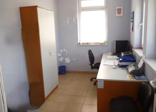 poslovna zgrada u podturnu - slika 7