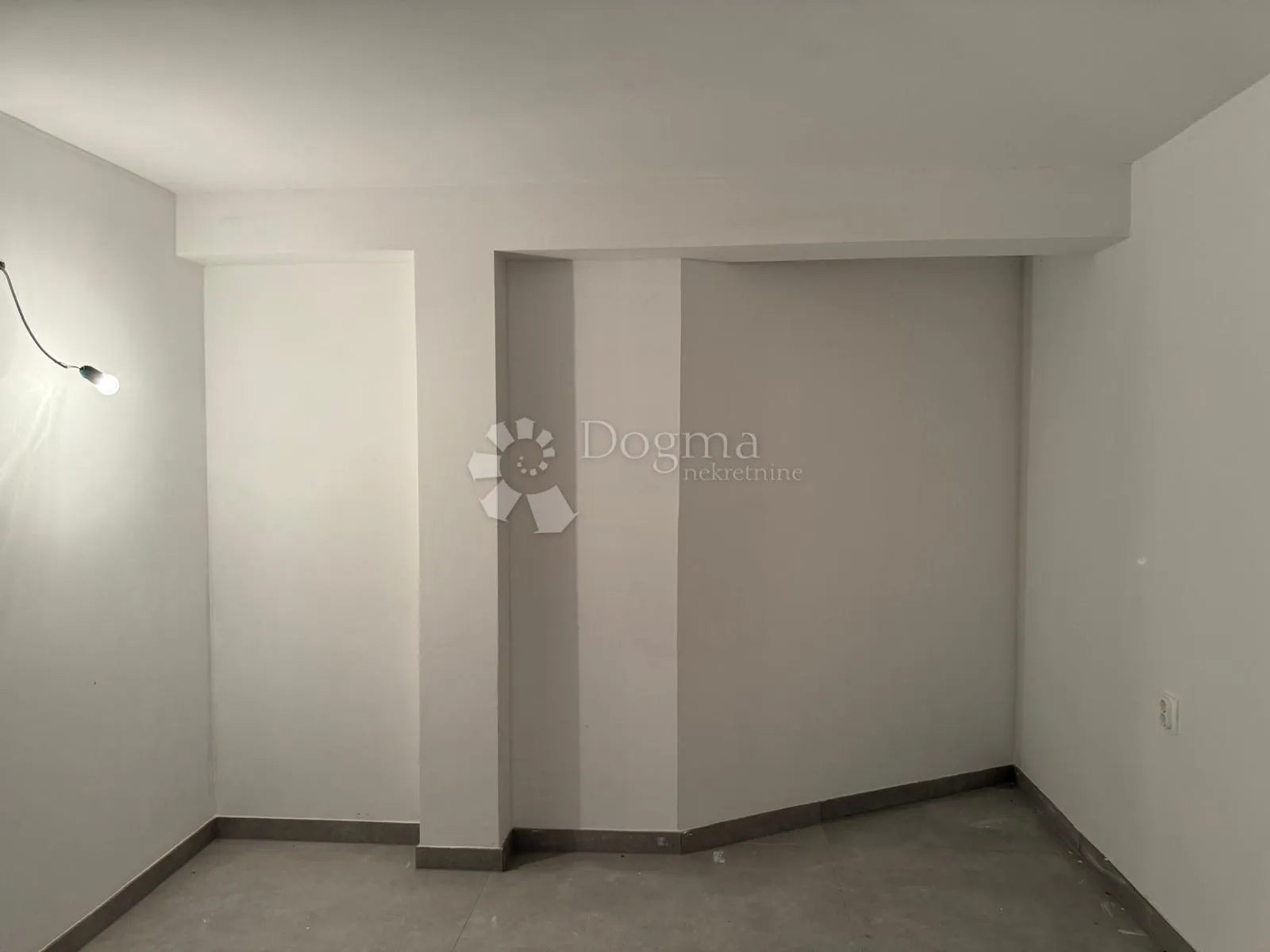 novi trosobni stan sa dvorištem - slika 16